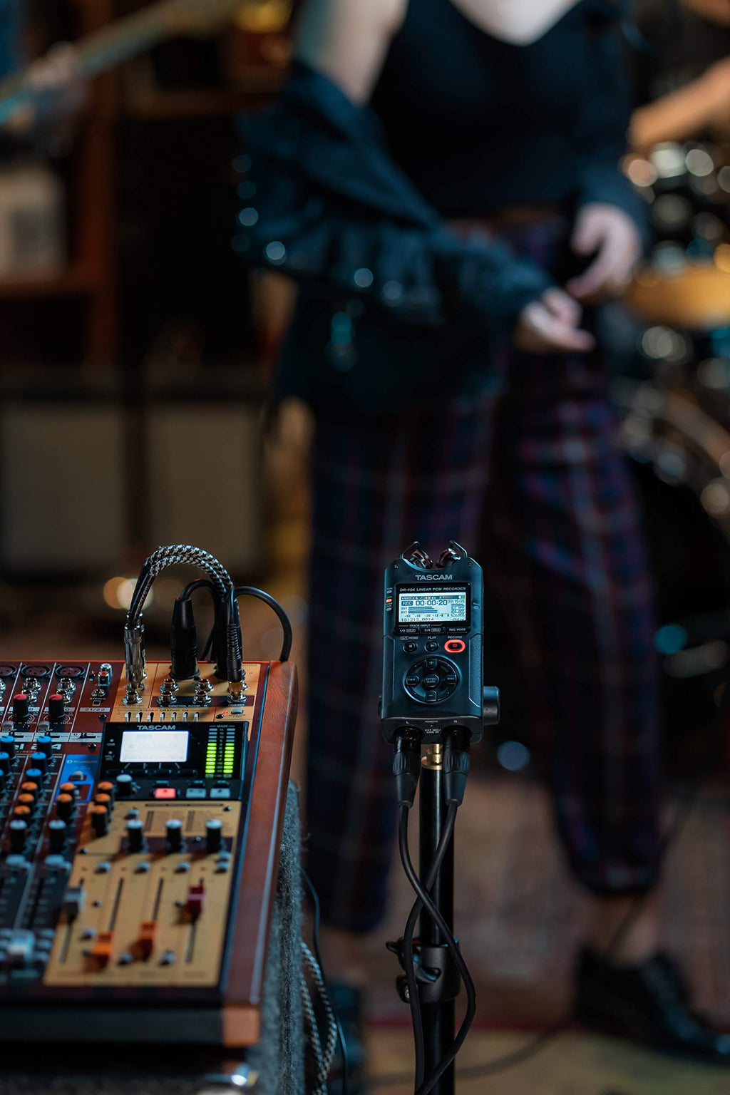 4-Track Portable Handheld Field Recorder with 2 XLR/TRS Inputs H37555